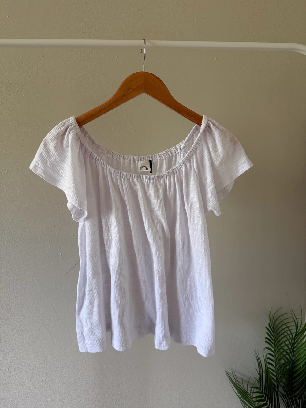 Anthropologie Akemi & Kim white flowy top size XS